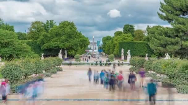 Människor avkopplande i Tuileries Palace utomhus park nära Louvren museet timelapse. Paris, Frankrike — Stockvideo