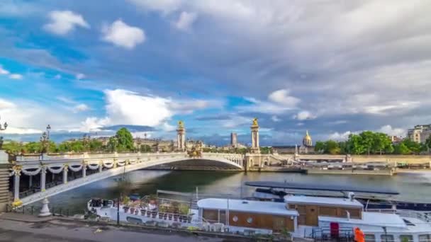 시멜 라포스 강을 가로지르는 알렉상드르 3 세 다리. 파리. 프랑스. — 비디오