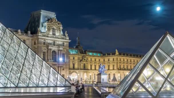 Pohled na slavné Louvre muzeum s Louvre Pyramida v noci timelapse hyperlapse. Paříž, Francie — Stock video