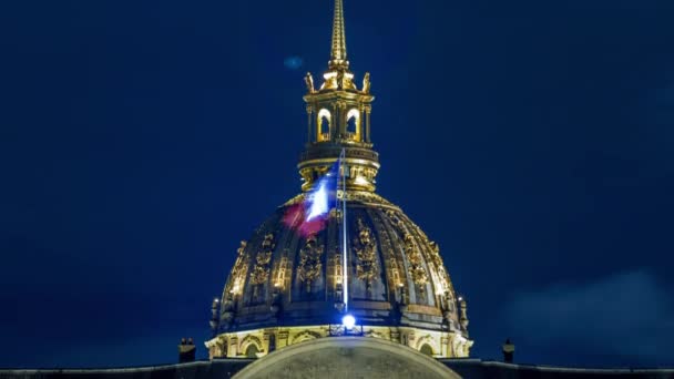 パリの夜間照明時間経過時のLes Invalidesのドーム,フランス — ストック動画