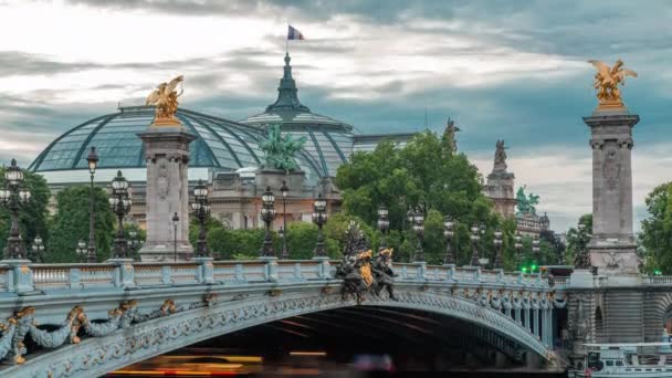 Александр мост в Париже ночью в освещении день и ночь Timelapse. Париж, Франция — стоковое видео