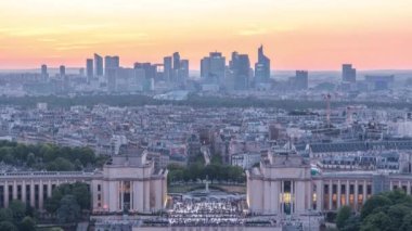 Trocadero üzerindeki hava manzarası Paris, Fransa 'daki Eyfel Kulesi' nden görülen Palais de Chaillot 'la günden geceye zaman..