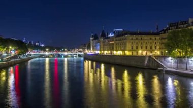 Conciergerie Castle ve Pont au Change ile Seine nehrinin zaman atlaması üzerinde ada manzarasından bahsedin. Fransa, Paris