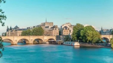 Seine nehri, Pont Neuf köprüsü ve Cite adasında gün batımında Kraliyet sarayı, Conciergerie ve ortaçağ binaları. Paris, Fransa