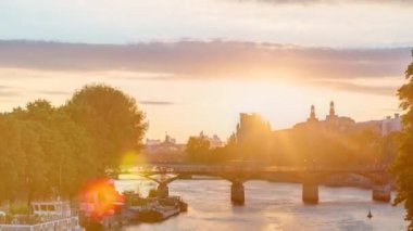 Paris 'teki Pont des Arts' a gün batımında bakın, Fransa