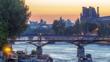Paris 'teki Pont des Arts' a gün batımından gece saatlerine, Fransa 'ya bakın.