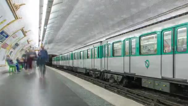 Métro de Paris timelapse. C'est l'un des plus grands réseaux souterrains au monde. Paris, France — Video