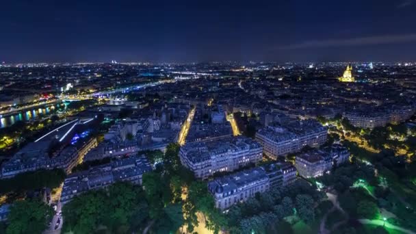 Noc lotnicza widok timelapse Paris City i Seine rzeki strzał na szczycie Wieży Eiffla — Wideo stockowe