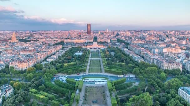 Flygfoto över en stor stad skyline vid solnedgången timelapse. Ovanifrån Eiffeltornet. Paris, Frankrike. — Stockvideo