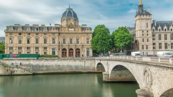 Conciergerie Kalesi ve Paris Ticaret Mahkemesi. Eski kraliyet sarayı ve hapishane. Paris, Fransa. — Stok video