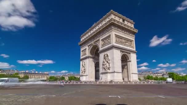 De Arc de Triomphe Triomphal Arch of the Star timelapse hyperlapse is een beroemd monument in Parijs — Stockvideo
