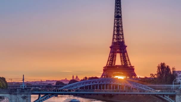 Torre Eiffel nascer do sol timelapse com barcos no rio Sena e em Paris, França. — Vídeo de Stock