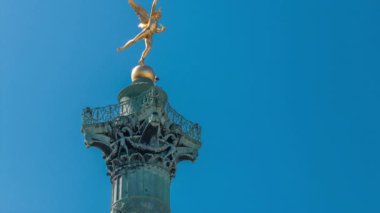 Paris 'teki Place de la Bastille zamanındaki sütun ve heykel..
