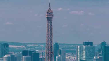 Montparnasse Kulesi 'nden Paris, Fransa' nın arka planındaki Eyfel Kulesi ve La Defense bölgesinin hava görüntüsü.