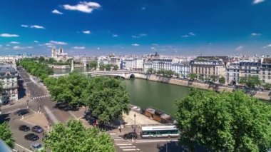 Cite Adası ve Katedral Notre Dame de Paris ile Paris Panoraması Arap Dünya Enstitüsü gözlem güvertesinden. Fransa.