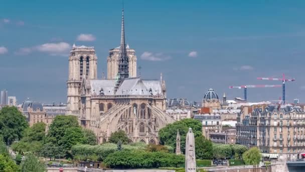 Panorama de París con isla Cite y catedral Notre Dame de Paris timelapse desde la plataforma de observación del Arab World Institute. Francia. — Vídeos de Stock