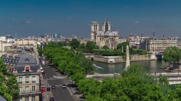 Paris Panorama with Cite Island and Cathedral Notre Dame de Paris timelapse from the Arab World Institute observdeck. Франция. — стоковое видео