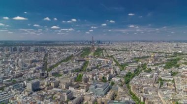 Montparnasse Kulesi 'nden Paris, Fransa' nın arka planındaki Eyfel Kulesi ve La Defense bölgesinin hava görüntüsü.