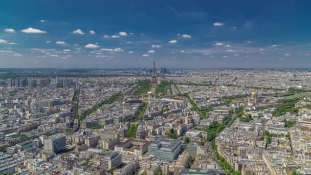Vista aérea da torre Montparnasse com torre Eiffel e distrito de La Defense em segundo plano timelapse em Paris, França. — Vídeo de Stock
