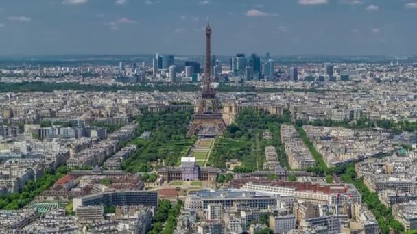 モンパルナスタワーからの空中景色とエッフェル塔とラ・ディフェンス地区フランスのパリでの背景タイムラプス. — ストック動画