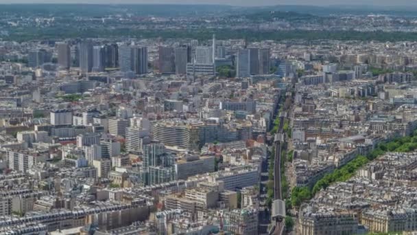 Widok na panoramę Paryża z tarasu widokowego wieży Montparnasse timelapse. Główne zabytki europejskiej megapolii. Paryż, Francja — Wideo stockowe