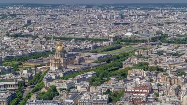 Widok na panoramę Paryża z tarasu widokowego wieży Montparnasse timelapse. Główne zabytki europejskiej megapolii. Paryż, Francja — Wideo stockowe