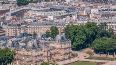 Montparnasse kulesinin gözlem güvertesinden Paris 'in ufuk çizgisi. Avrupa megapolis 'inin ana simgeleri. Paris, Fransa