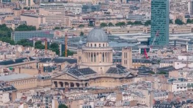 Montparnasse kulesinin gözlem güvertesinden Paris 'in ufuk çizgisi. Avrupa megapolis 'inin ana simgeleri. Paris, Fransa