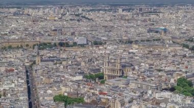 Montparnasse kulesinin gözlem güvertesinden Paris 'in ufuk çizgisi. Avrupa megapolis 'inin ana simgeleri. Paris, Fransa
