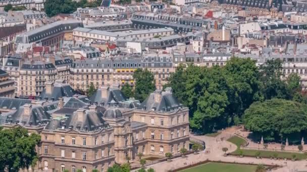 Widok na panoramę Paryża z tarasu widokowego wieży Montparnasse timelapse. Główne zabytki europejskiej megapolii. Paryż, Francja — Wideo stockowe