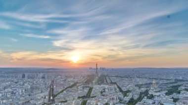 Gün batımında Paris Panoraması. Paris, Fransa 'daki Montparnasse binasından Eyfel kulesi manzarası