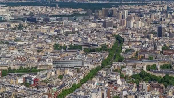 Vista superior del horizonte de París desde la plataforma de observación de la torre de Montparnasse timelapse. Principales hitos de la megápolis europea. París, Francia — Vídeos de Stock