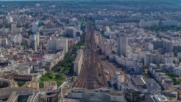 Верхній вигляд Паризького горизонту з оглядової палуби вежі Монпарнаса timelapse. Основні пам'ятки європейського мегаполісу. Париж (Франція) — стокове відео