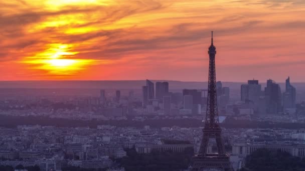 Паризька панорама на заході сонця. Вежа Ейфелевої вежі з будівлі монтажу в Парижі - Франції. — стокове відео
