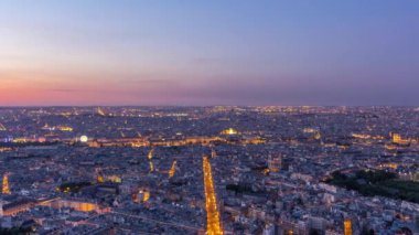 Gün batımından gece saatlerine kadar Paris Panoraması. Paris, Fransa 'daki Montparnasse binasının en iyi manzarası.