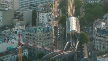 Montparnasse kulesinin gözlem güvertesinden Paris 'in ufuk çizgisi. Avrupa megapolis 'inin ana simgeleri. Paris, Fransa