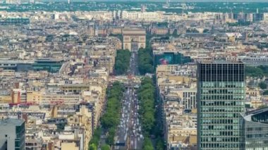 Paris 'in havadan görünüşü ve Champs Elysees ile Zafer Takvimi Paris iş bölgesindeki gökdelenlerin tepesinden geliyor.