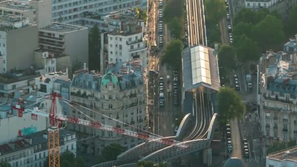 Montparnasse kulesinin gözlem güvertesinden Paris 'in ufuk çizgisi. Avrupa megapolis 'inin ana simgeleri. Paris, Fransa — Stok video