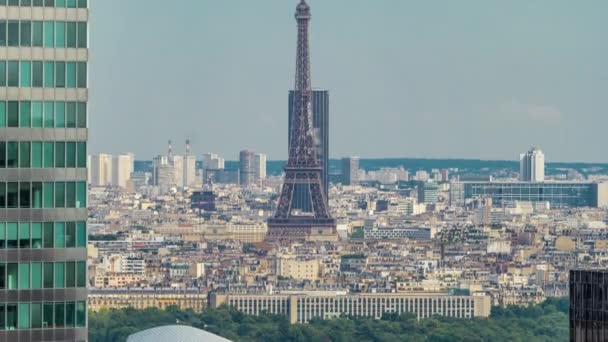 El horizonte de París y el timelapse de la Torre Eiffel desde lo alto de los rascacielos del distrito financiero de París La Defense — Vídeos de Stock