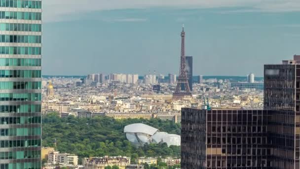 El horizonte de París y el timelapse de la Torre Eiffel desde lo alto de los rascacielos del distrito financiero de París La Defense — Vídeos de Stock