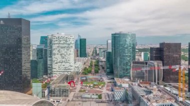 Paris 'in hava manzarası ve modern kuleler Paris' in iş bölgesi La Defense 'daki gökdelenlerin tepesinden görünüyor.