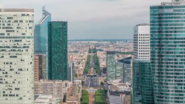 Paris 'in hava manzarası ve modern kuleler Paris' in iş bölgesi La Defense 'daki gökdelenlerin tepesinden görünüyor.