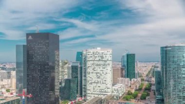 Paris 'in hava manzarası ve modern kuleler Paris' in iş bölgesi La Defense 'daki gökdelenlerin tepesinden görünüyor.