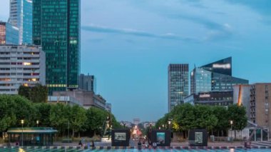 Paris şehir manzarası, modern binalar iş bölgesi La Defense 'da günden geceye kadar. Cam cephe gökdelenleri. Paris, Fransa