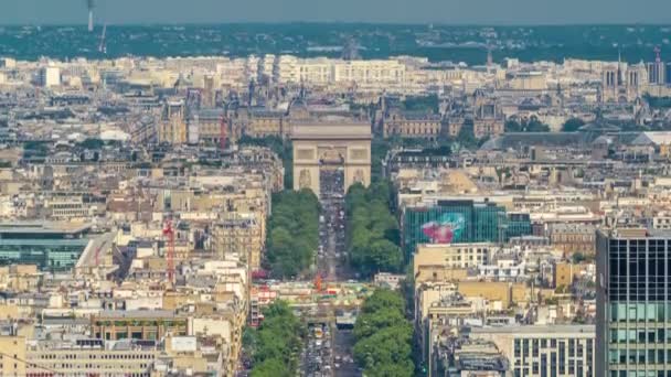 Luftaufnahme von Paris und dem Arc de Triomphe mit den Champs Elysees von der Spitze der Wolkenkratzer im Pariser Geschäftsviertel La Defense — Stockvideo