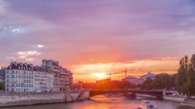 Günbatımında Le Pont DArcole Köprüsü 'nde insanlar ve tekneler zaman ayarlı, Paris, Fransa, Avrupa