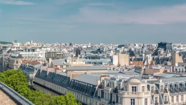 Cityscape utsikt över vackra byggnader timelapse från galleri lafayette terrass i Paris — Stockvideo
