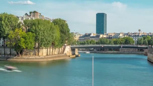 Waterfront of the river Seine near Notre Dame with Saint-Louis bridge timelapse. — Stock Video
