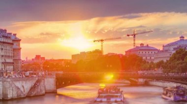 Günbatımında Le Pont DArcole Köprüsü 'nde insanlar ve tekneler zaman ayarlı, Paris, Fransa, Avrupa