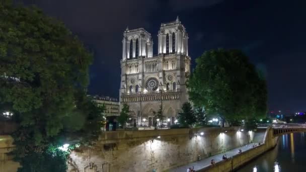 Vista nocturna de Notre Dame de Paris timelapse hyperlapse, Francia — Vídeos de Stock